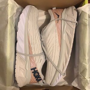 Hoka One One Arahi 4 NWT